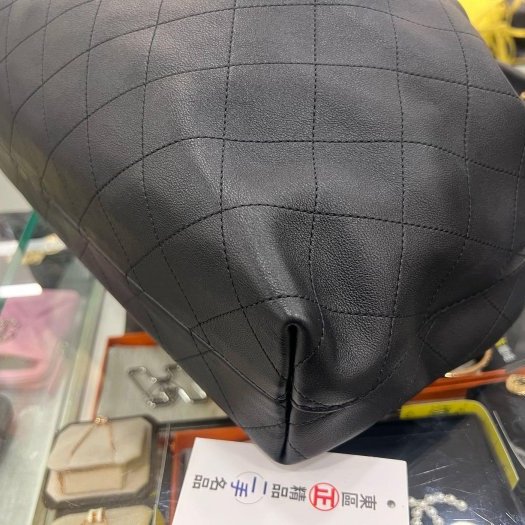 東區正精品㊣CHANEL AS5967 HOBO 26最新款近全新香奈兒黑色小牛皮金色皮穿鍊帶流浪包肩背包大款 RZ6395-7