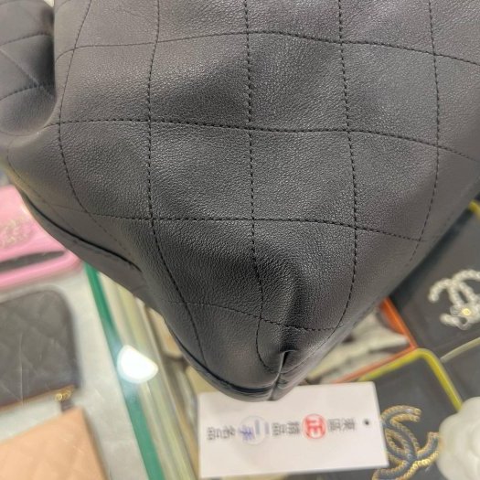 東區正精品㊣CHANEL AS5967 HOBO 26最新款近全新香奈兒黑色小牛皮金色皮穿鍊帶流浪包肩背包大款 RZ6395-8