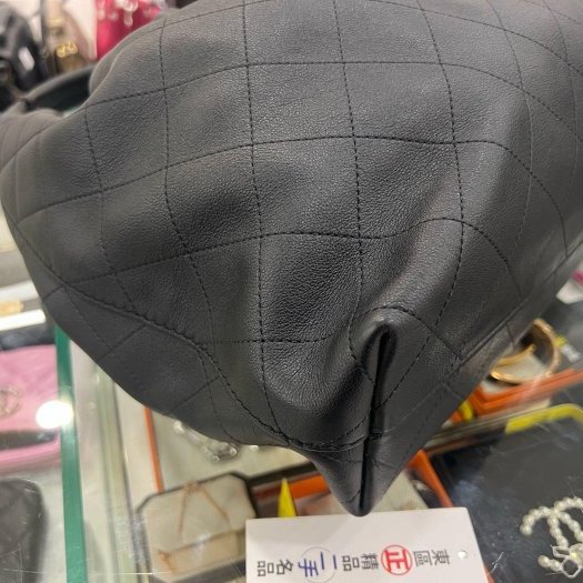 東區正精品㊣CHANEL AS5967 HOBO 26最新款近全新香奈兒黑色小牛皮金色皮穿鍊帶流浪包肩背包大款 RZ6395-9