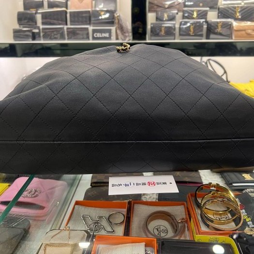 東區正精品㊣CHANEL AS5967 HOBO 26最新款近全新香奈兒黑色小牛皮金色皮穿鍊帶流浪包肩背包大款 RZ6395-10
