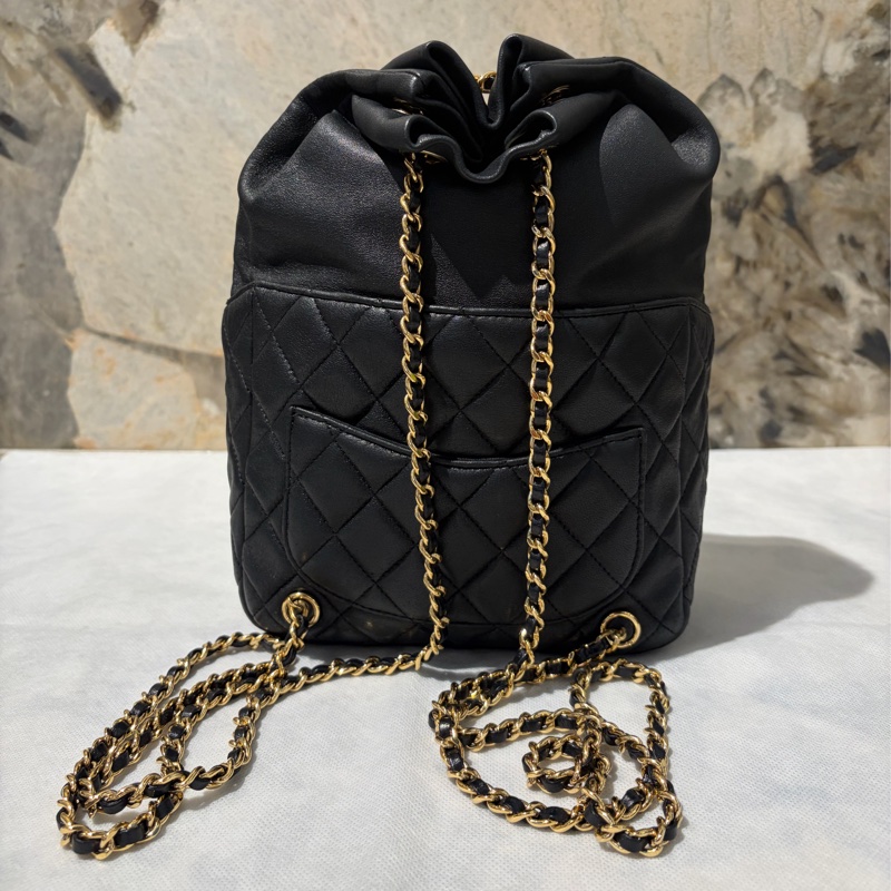 Chanel黑金羊皮束口水桶後背包-1