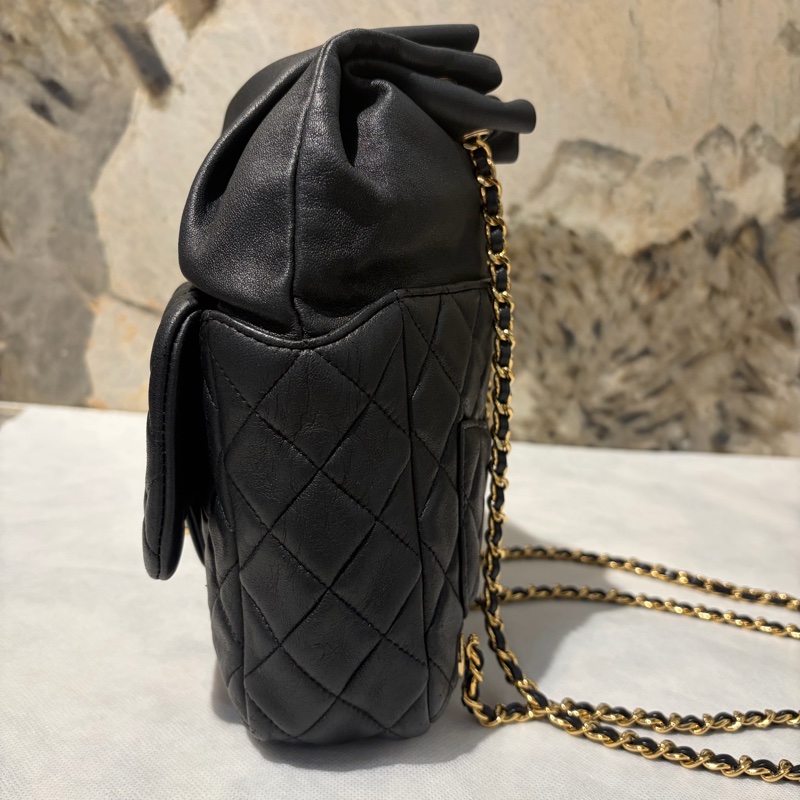 Chanel黑金羊皮束口水桶後背包-2