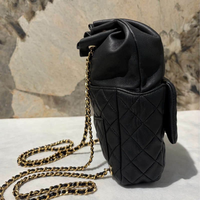 Chanel黑金羊皮束口水桶後背包-3