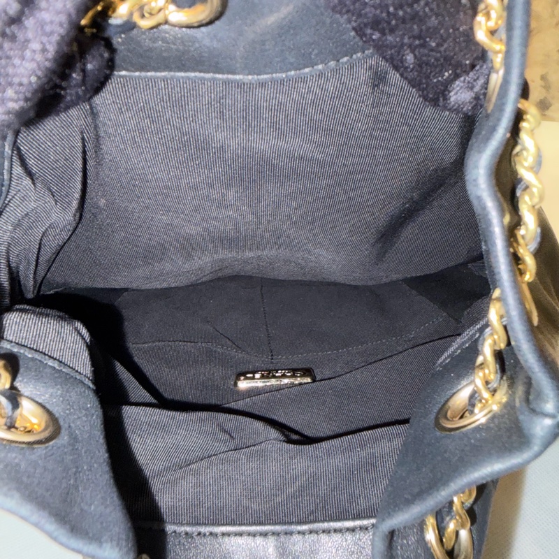 Chanel黑金羊皮束口水桶後背包-4