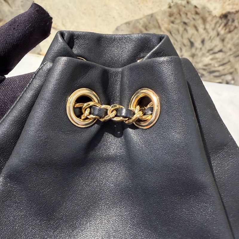 Chanel黑金羊皮束口水桶後背包-5