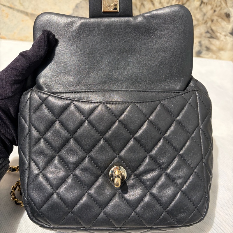 Chanel黑金羊皮束口水桶後背包-6