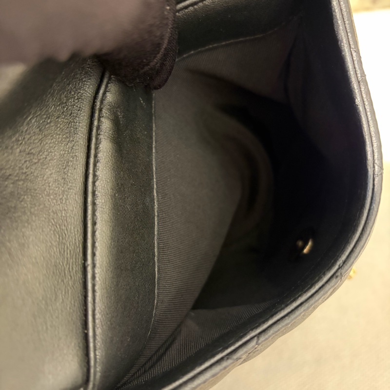 Chanel黑金羊皮束口水桶後背包-7