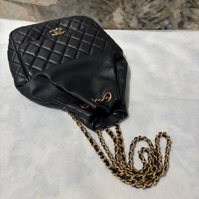 Chanel黑金羊皮束口水桶後背包-8