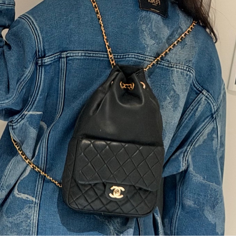 Chanel黑金羊皮束口水桶後背包-9