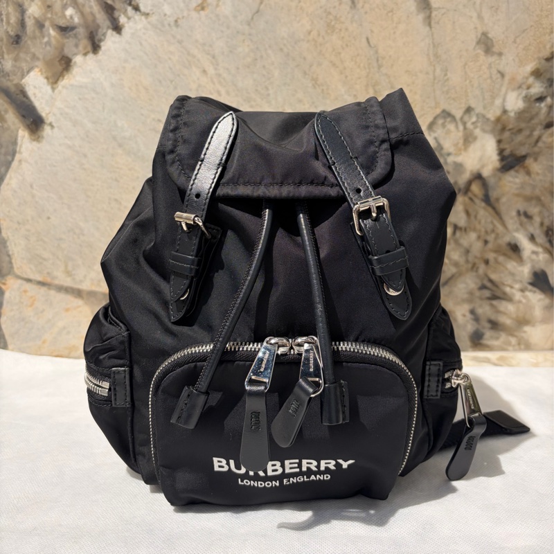 Burberry黑底白字小號尼龍後背包-0