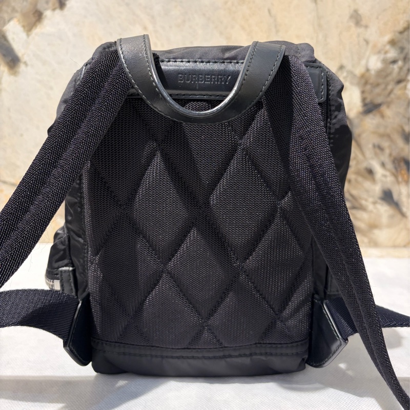 Burberry黑底白字小號尼龍後背包-1