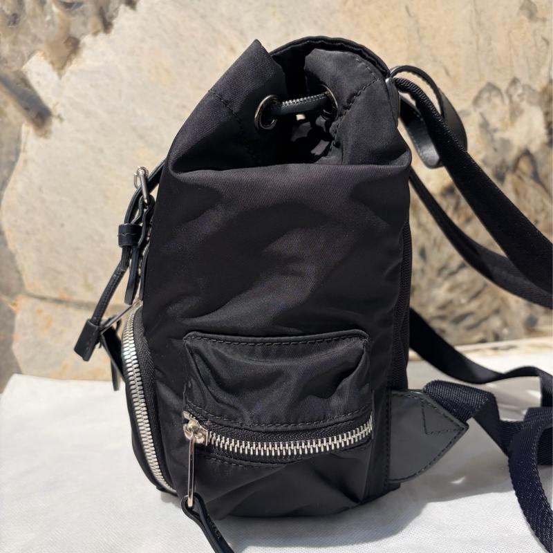 Burberry黑底白字小號尼龍後背包-2