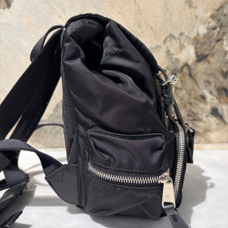 Burberry黑底白字小號尼龍後背包-3