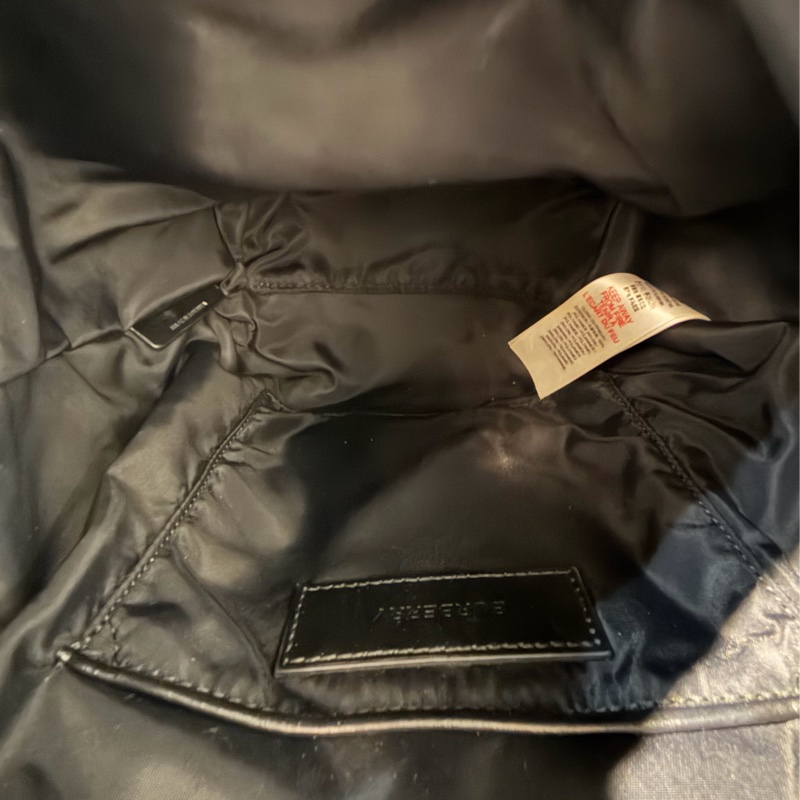 Burberry黑底白字小號尼龍後背包-4