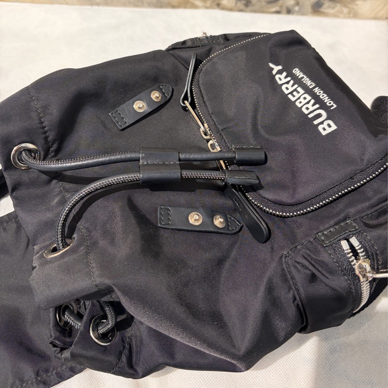 Burberry黑底白字小號尼龍後背包-5