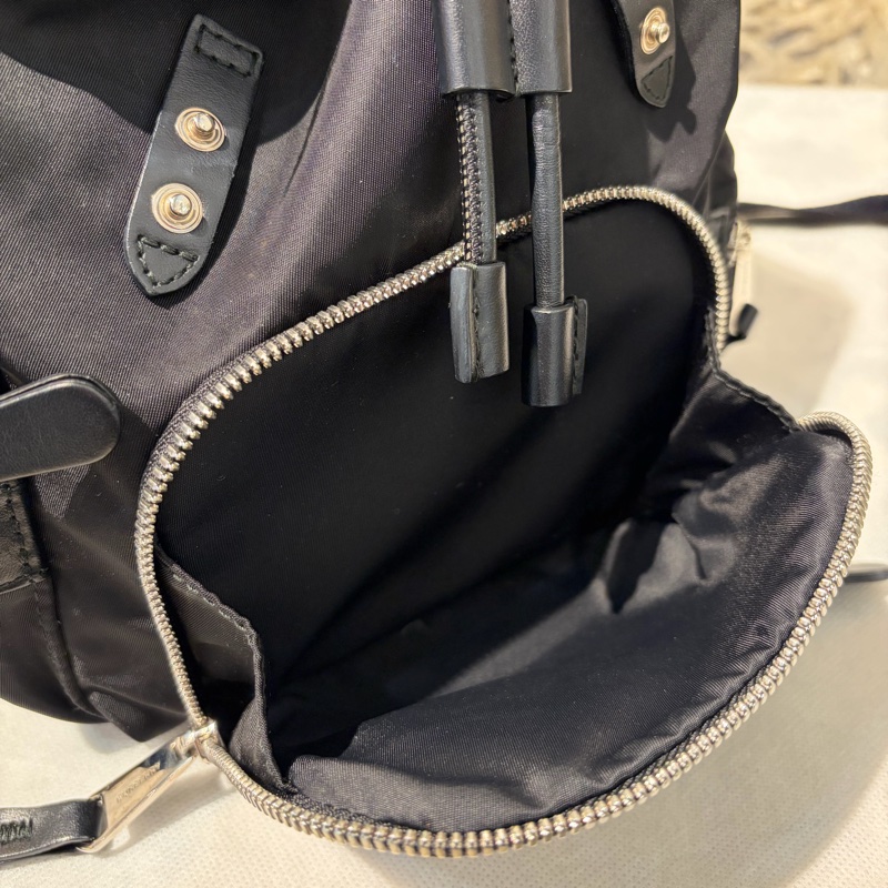 Burberry黑底白字小號尼龍後背包-6