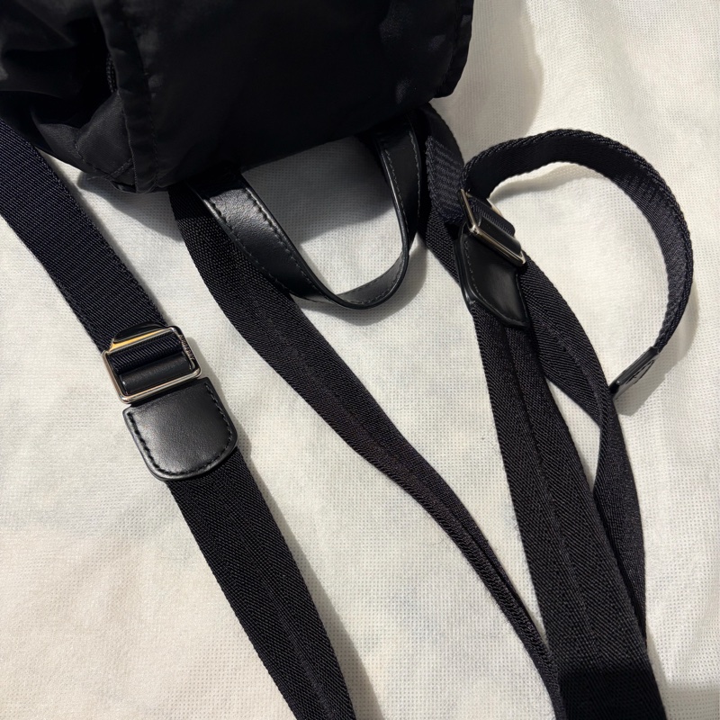 Burberry黑底白字小號尼龍後背包-7