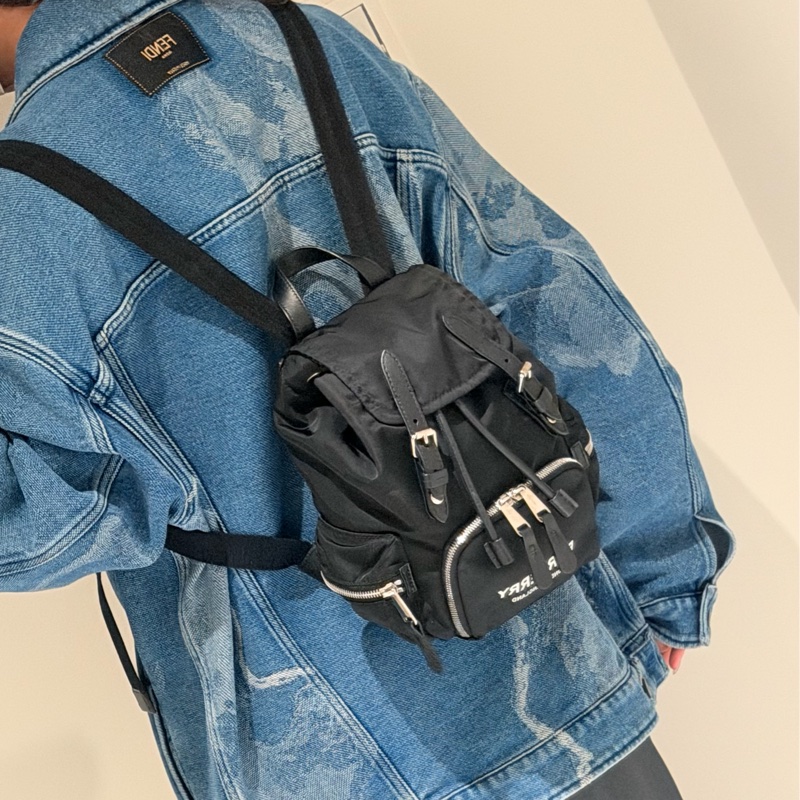Burberry黑底白字小號尼龍後背包-8