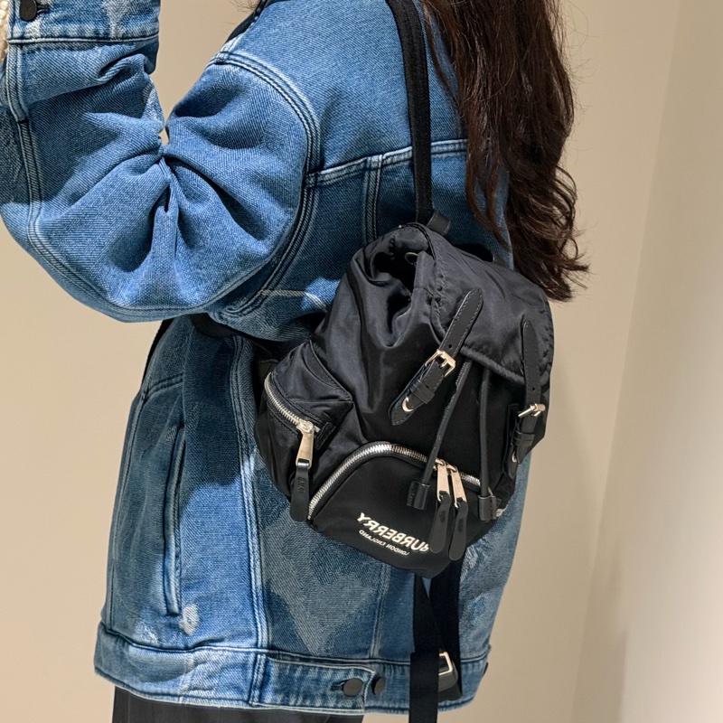 Burberry黑底白字小號尼龍後背包-9