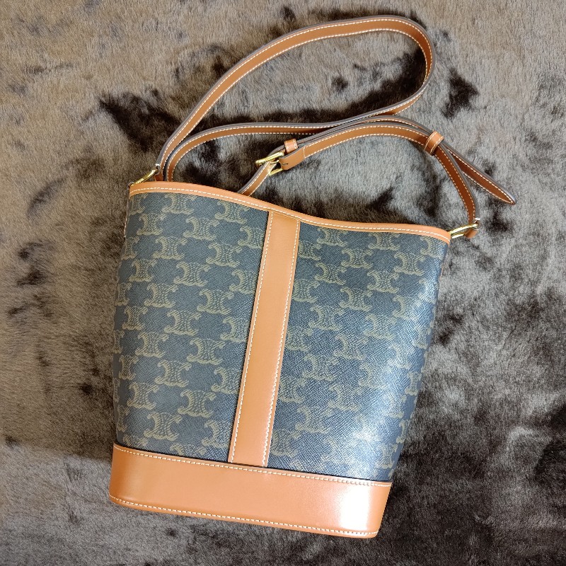 CELINE BUCKET 小型 Triomphe 老花帆布小牛皮肩背水桶包-11