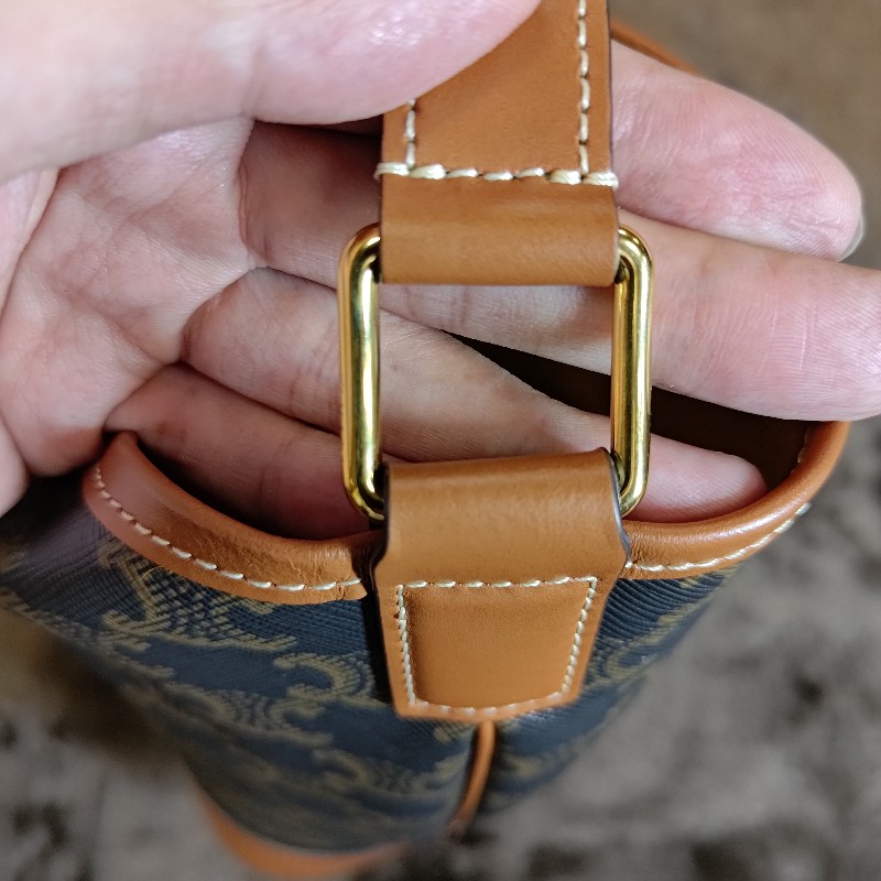 CELINE BUCKET 小型 Triomphe 老花帆布小牛皮肩背水桶包-15