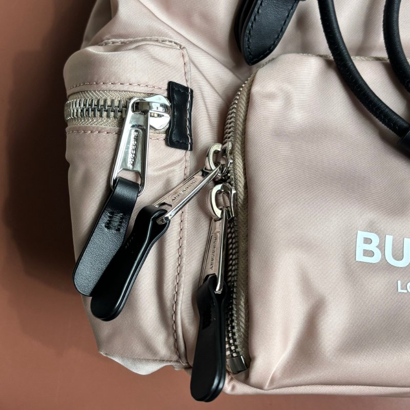 ::BURBERRY::白色字母LOGO尼龍扣式束口後背包(粉)-3