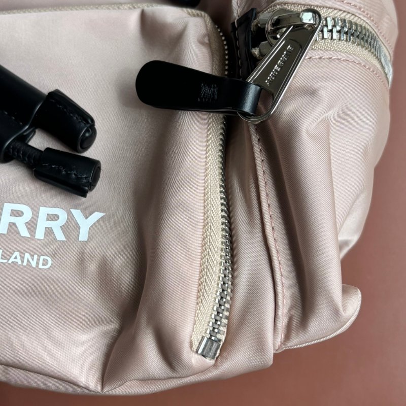 ::BURBERRY::白色字母LOGO尼龍扣式束口後背包(粉)-4