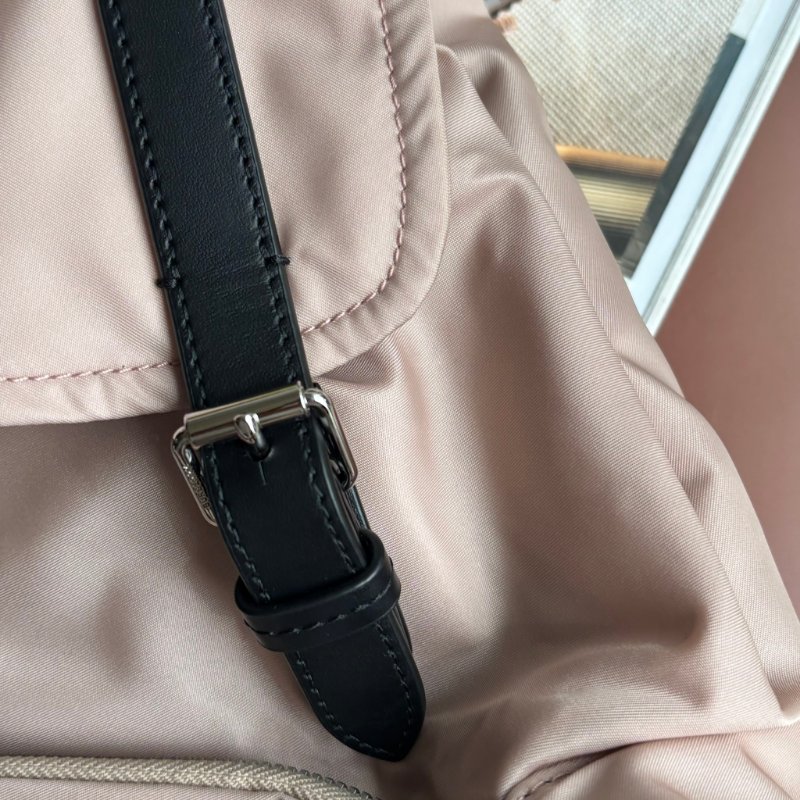 ::BURBERRY::白色字母LOGO尼龍扣式束口後背包(粉)-5