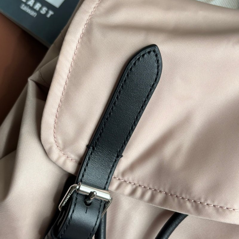 ::BURBERRY::白色字母LOGO尼龍扣式束口後背包(粉)-7
