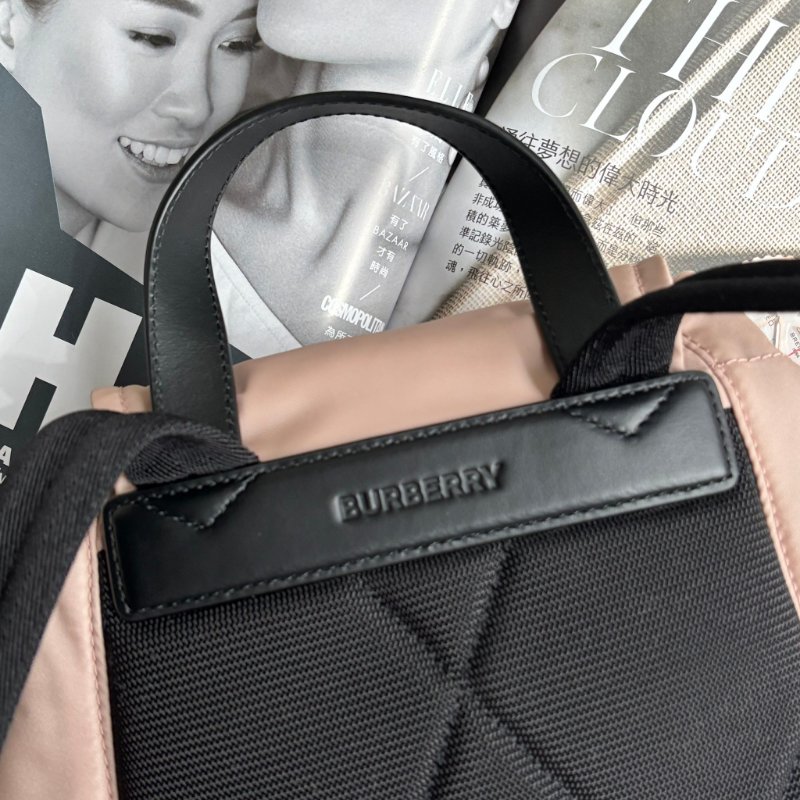 ::BURBERRY::白色字母LOGO尼龍扣式束口後背包(粉)-9