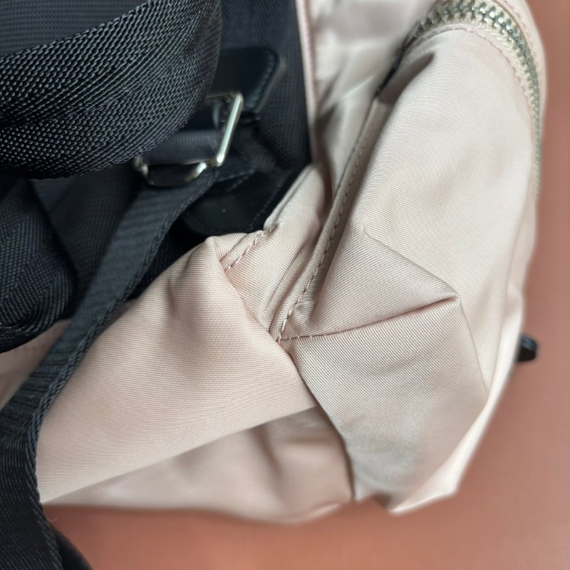 ::BURBERRY::白色字母LOGO尼龍扣式束口後背包(粉)-10