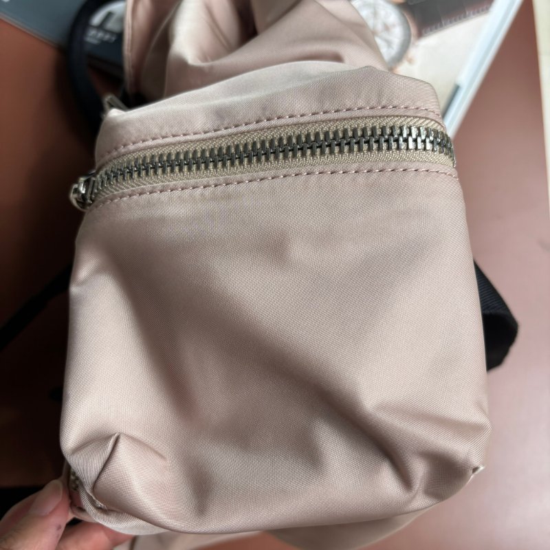 ::BURBERRY::白色字母LOGO尼龍扣式束口後背包(粉)-13