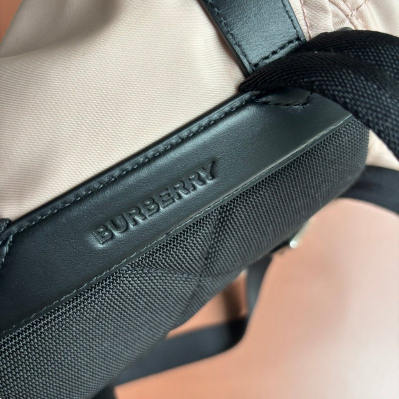 ::BURBERRY::白色字母LOGO尼龍扣式束口後背包(粉)-17