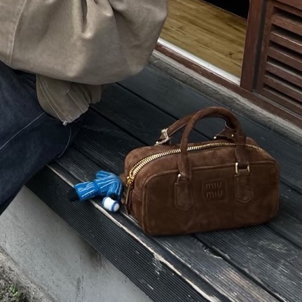 MiuMiu繆繆Arcadie小號保齡球 尺寸22*11*8 咖色金扣麂皮  附件：肩帶。-0