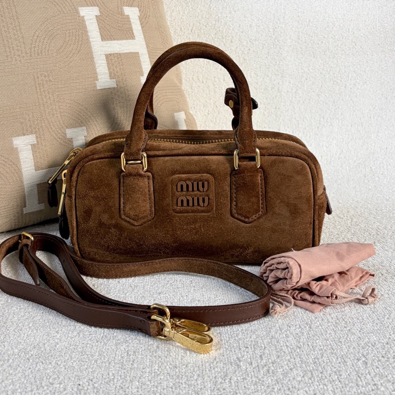 MiuMiu繆繆Arcadie小號保齡球 尺寸22*11*8 咖色金扣麂皮  附件：肩帶。-1