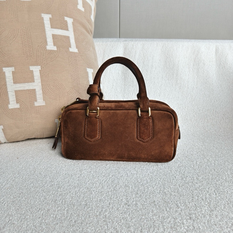 MiuMiu繆繆Arcadie小號保齡球 尺寸22*11*8 咖色金扣麂皮  附件：肩帶。-2