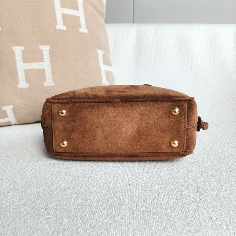 MiuMiu繆繆Arcadie小號保齡球 尺寸22*11*8 咖色金扣麂皮  附件：肩帶。-3