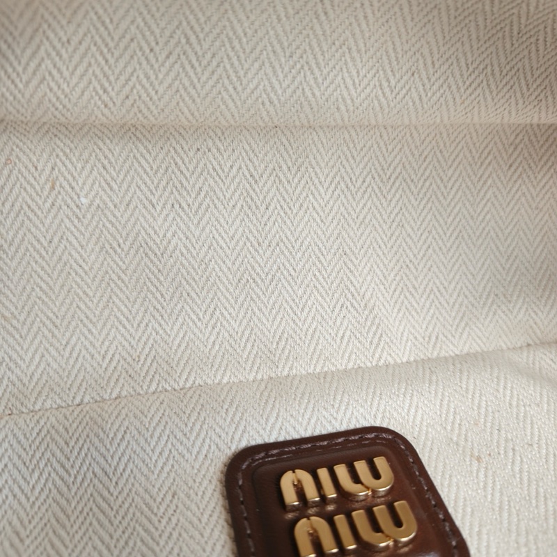 MiuMiu繆繆Arcadie小號保齡球 尺寸22*11*8 咖色金扣麂皮  附件：肩帶。-4