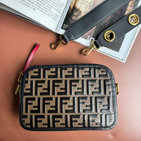 ::FENDI::經典FF Logo 咖啡黑色壓紋斜背相機包