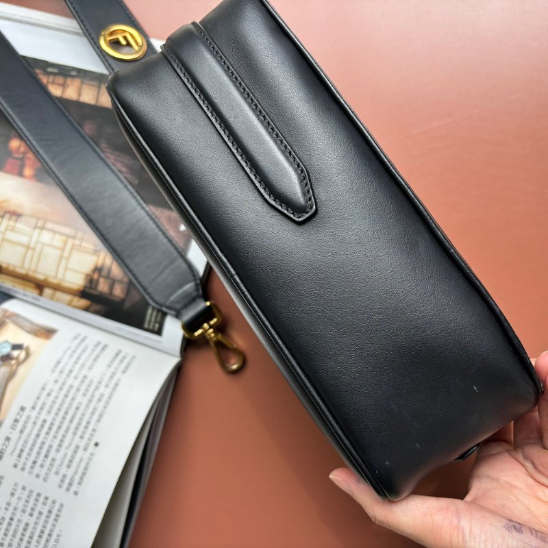 ::FENDI::經典FF Logo 咖啡黑色壓紋斜背相機包-2