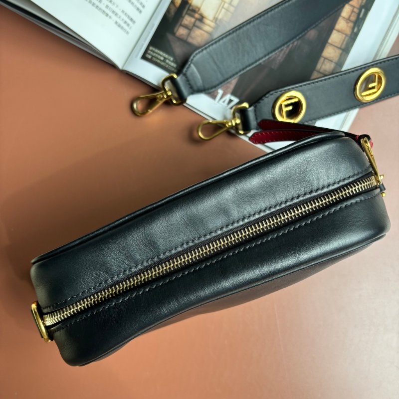 ::FENDI::經典FF Logo 咖啡黑色壓紋斜背相機包-3