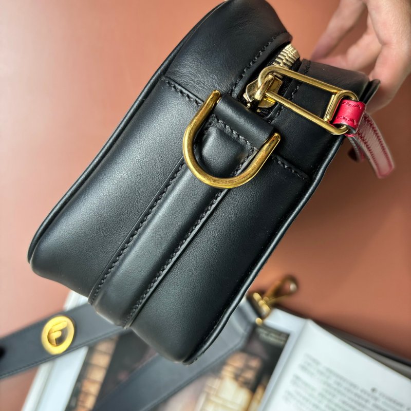 ::FENDI::經典FF Logo 咖啡黑色壓紋斜背相機包-4