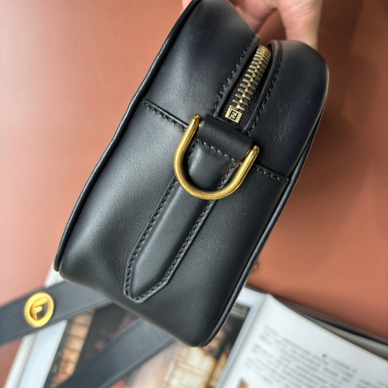 ::FENDI::經典FF Logo 咖啡黑色壓紋斜背相機包-5