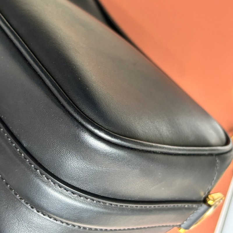 ::FENDI::經典FF Logo 咖啡黑色壓紋斜背相機包-7