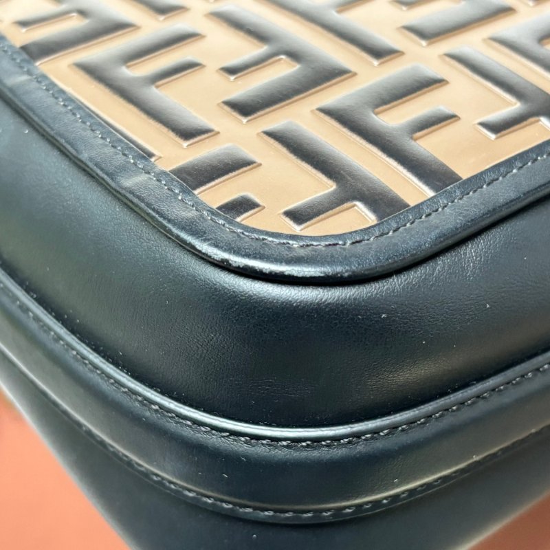 ::FENDI::經典FF Logo 咖啡黑色壓紋斜背相機包-8