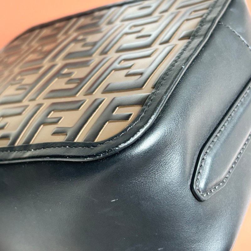 ::FENDI::經典FF Logo 咖啡黑色壓紋斜背相機包-9