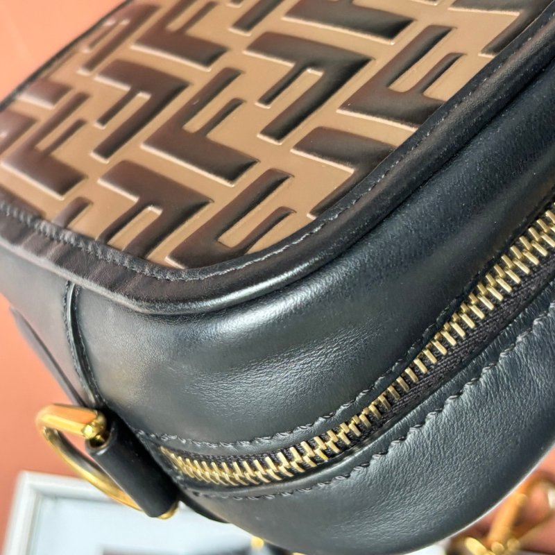 ::FENDI::經典FF Logo 咖啡黑色壓紋斜背相機包-10