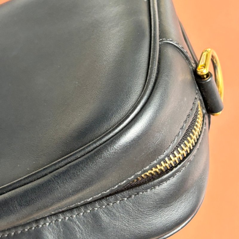 ::FENDI::經典FF Logo 咖啡黑色壓紋斜背相機包-11