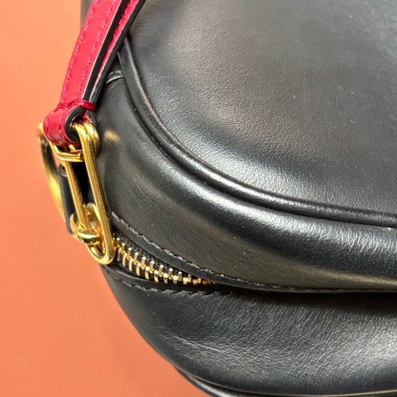 ::FENDI::經典FF Logo 咖啡黑色壓紋斜背相機包-12