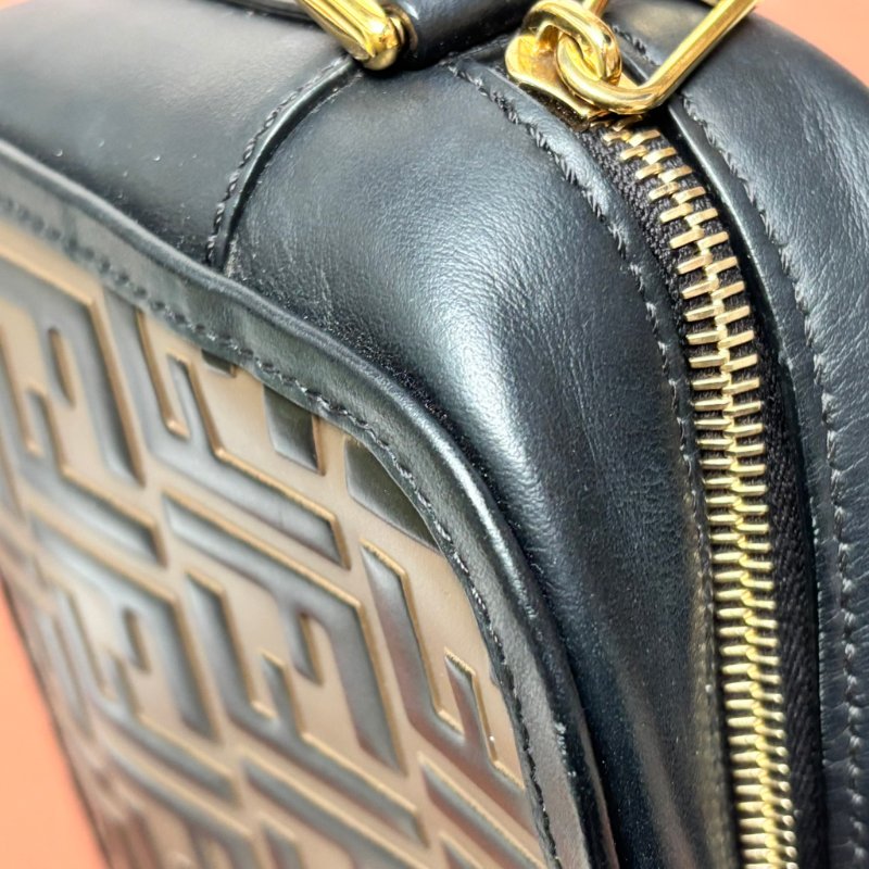 ::FENDI::經典FF Logo 咖啡黑色壓紋斜背相機包-13